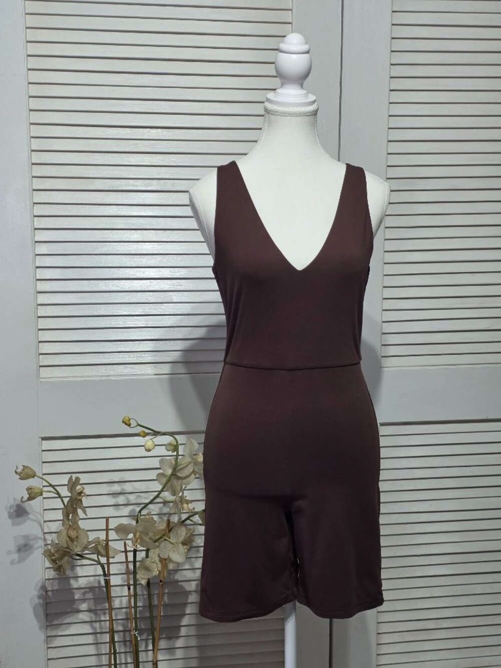 Aritzia Babaton Women's Chocolate Contour Deep V Neck Fitted Romper Size L 3887